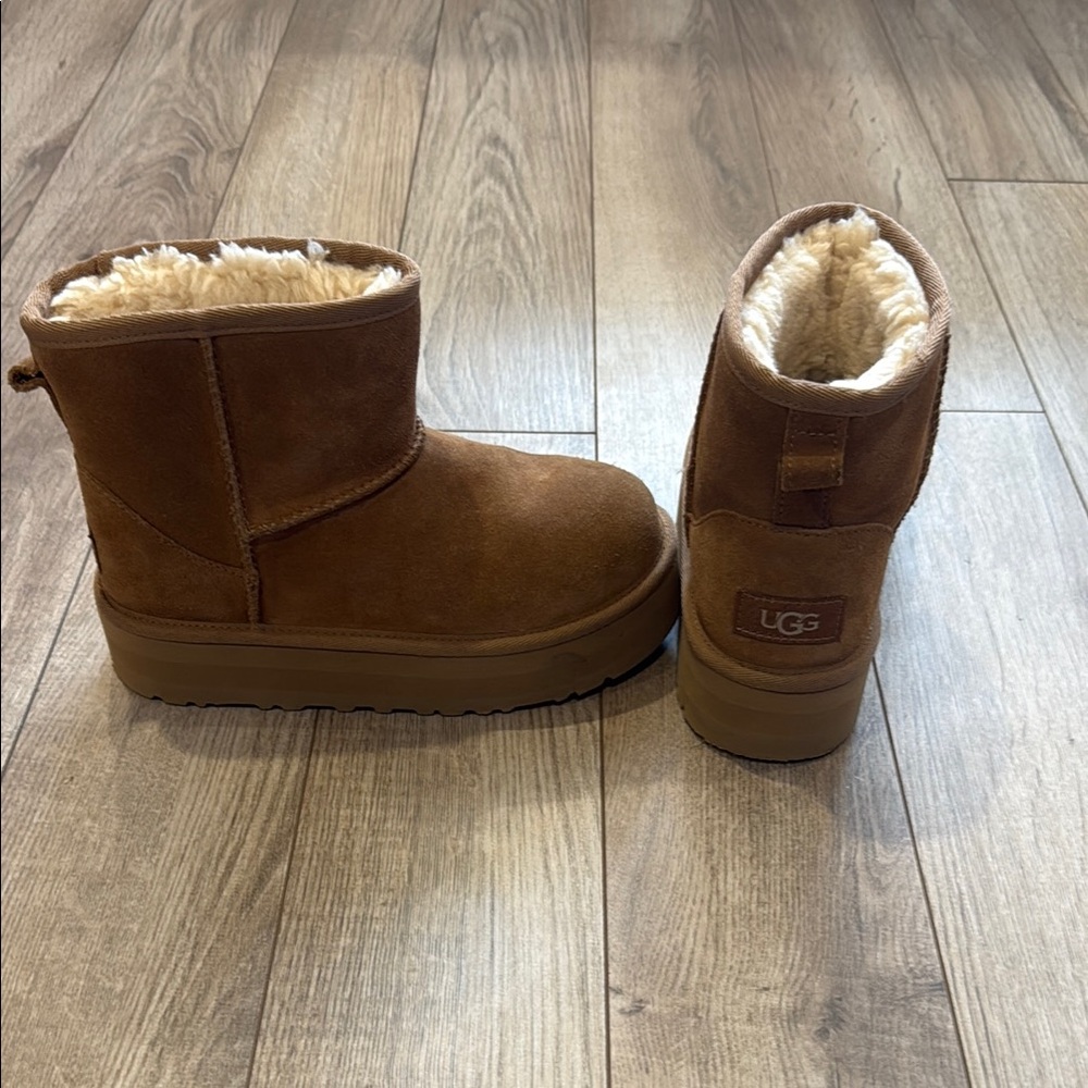 Girls Ugg Mini Platform Chestnut Shearling Lined Boots